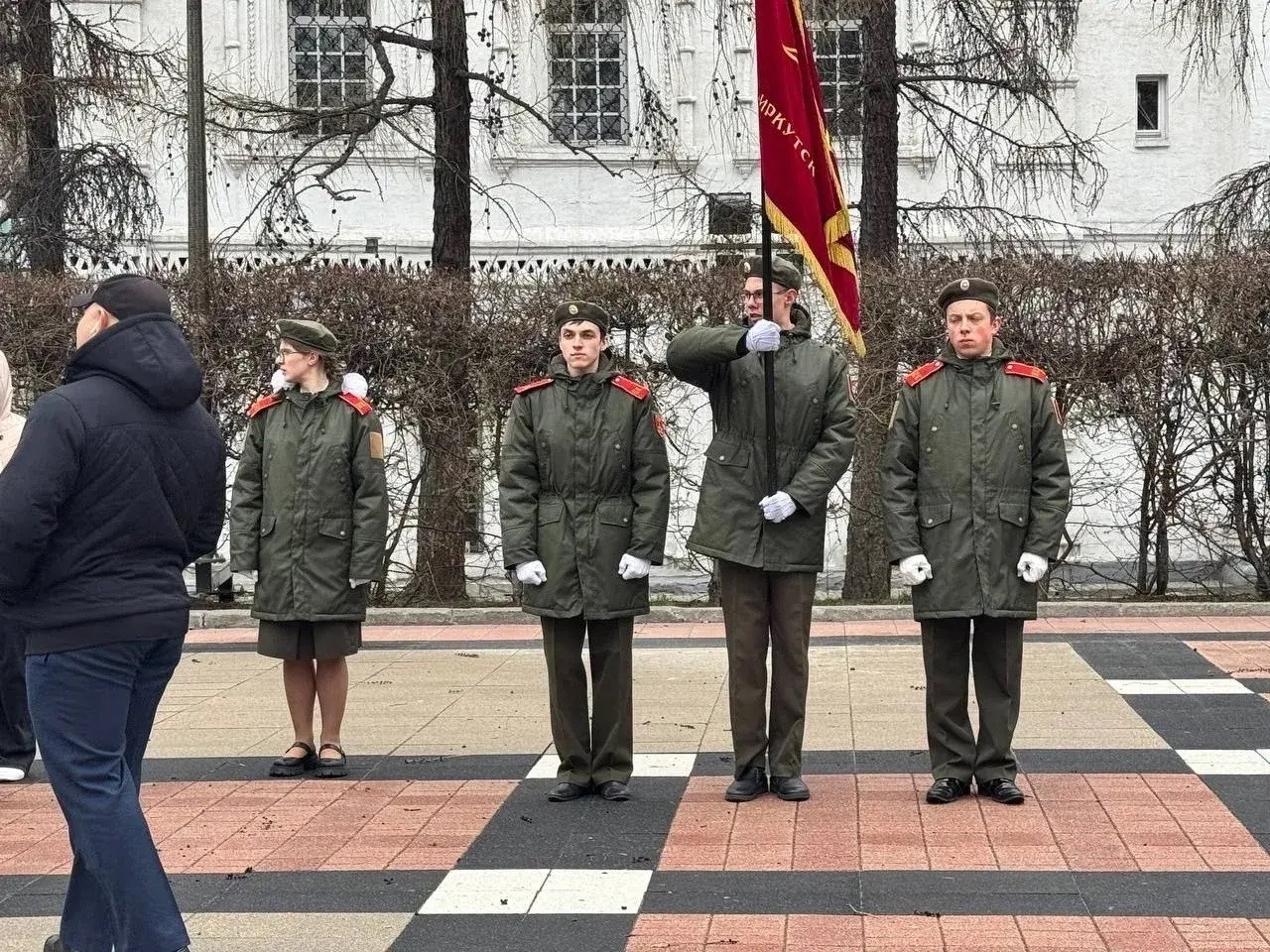 Группа молодых людей в военной форме