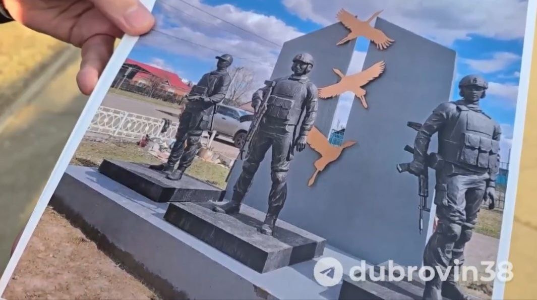 Скульптура солдат и птиц на фоне неба.