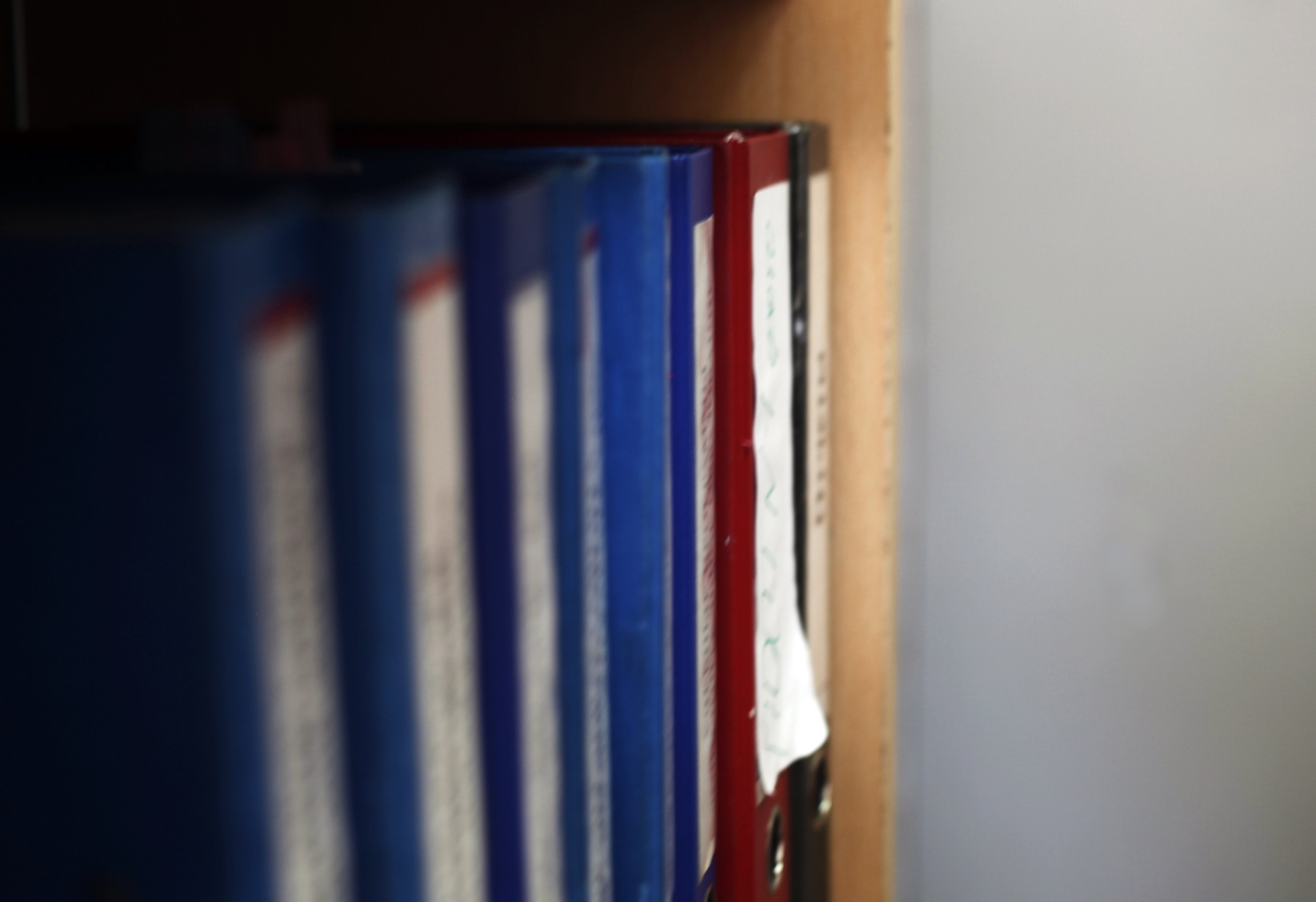 Папки на полке архивного шкафа.