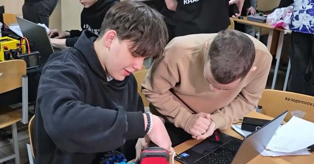 Студенты работают над проектом в классе.