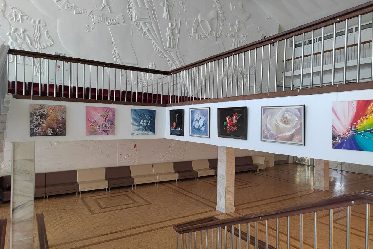 Холл с картинами на стенах в здании