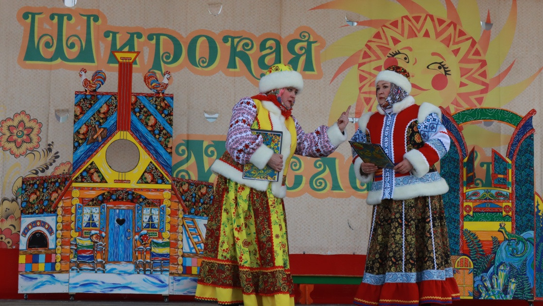 Фольклорный фестиваль с участием двух людей на сцене.