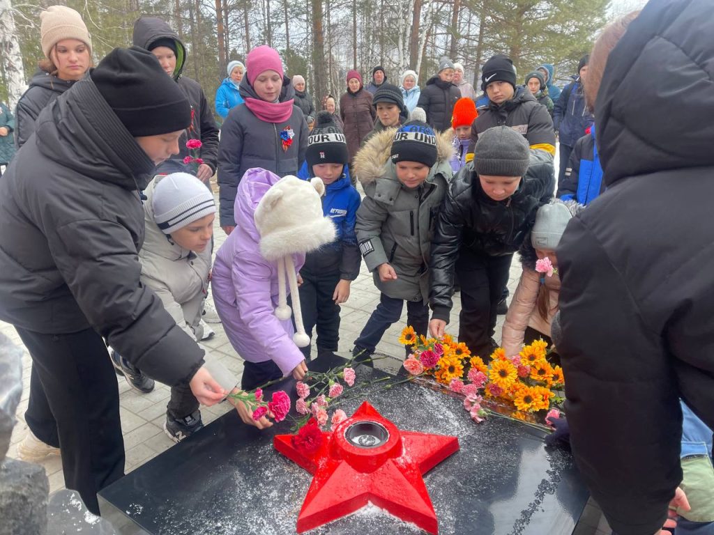 Мемориальный комплекс благоустроили за 1,6 млн рублей в поселке Карахун Братского района