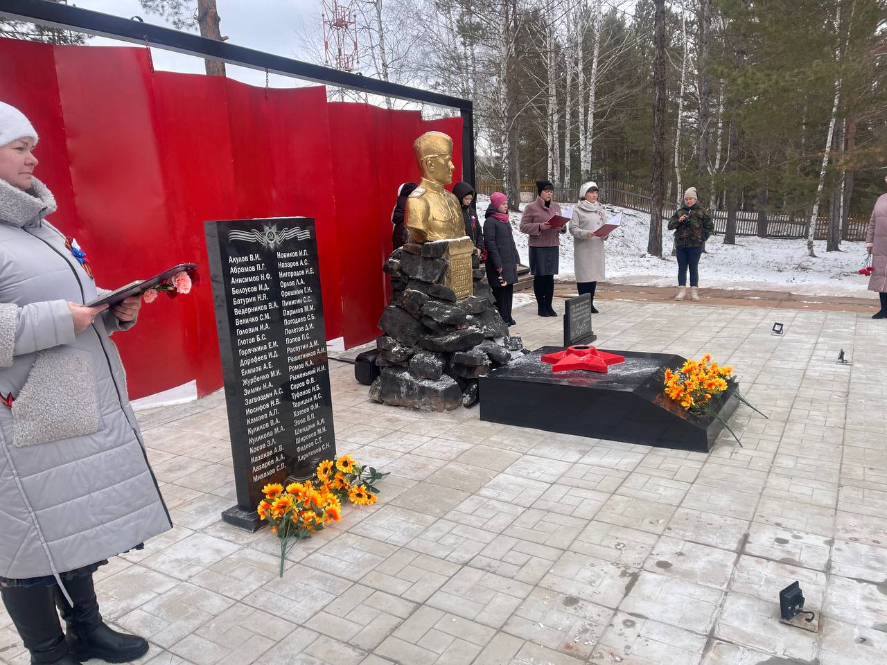 Мемориальный комплекс благоустроили за 1,6 млн рублей в поселке Карахун Братского района