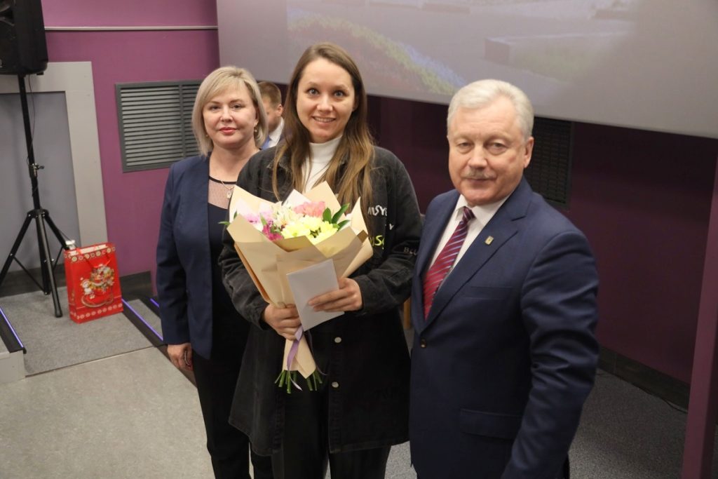 Мэр Братска наградил победителей конкурса «Спасибо, доктор!», лучшую медсестру города и открыл выставку «Хранители здоровья»
