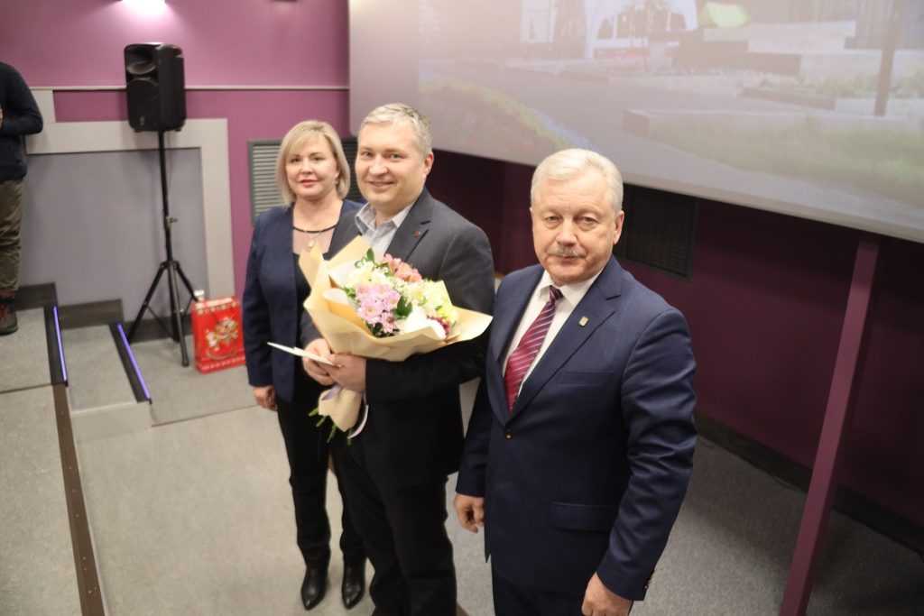Мэр Братска наградил победителей конкурса «Спасибо, доктор!», лучшую медсестру города и открыл выставку «Хранители здоровья»