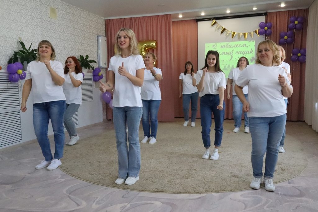 Мэр Братска поздравил коллектив детского сада №64 с 55-летием