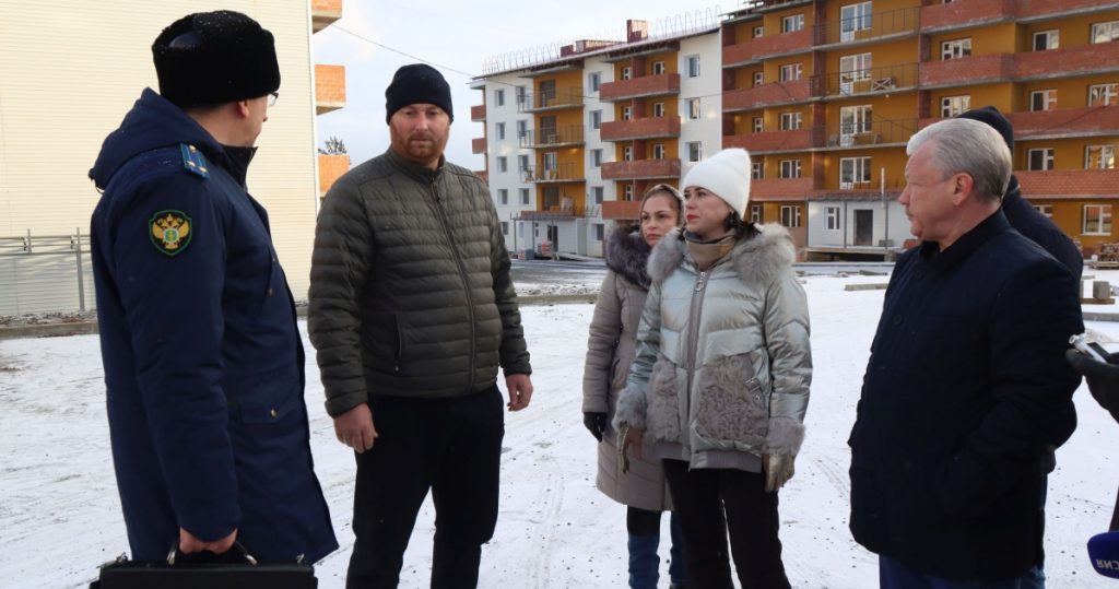 Мэр Братска провел выездное совещание по достройке трёх домов на улице Котельной