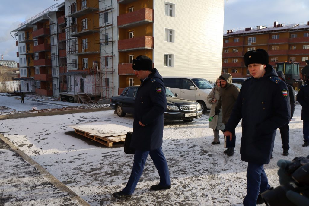 Мэр Братска провел выездное совещание по достройке трёх домов на улице Котельной