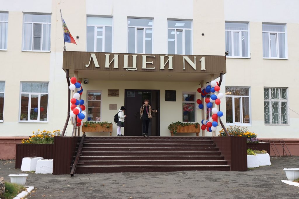 Мэр Братска в День учителя поздравил педагогов детского сада №116 и Лицея №1