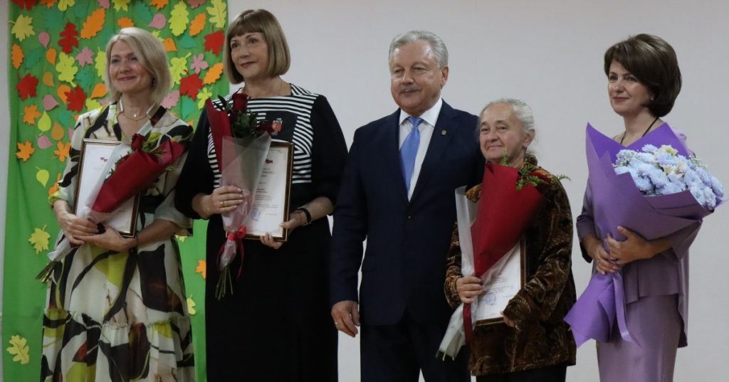 Мэр Братска в День учителя поздравил педагогов детского сада №116 и Лицея №1