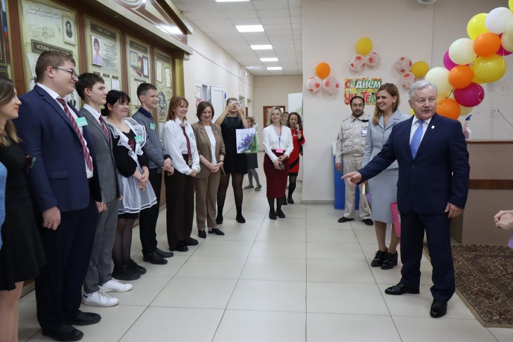 Мэр Братска в День учителя поздравил педагогов детского сада №116 и Лицея №1