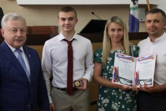 Мэр Братска вручил 47 выпускникам золотые медали