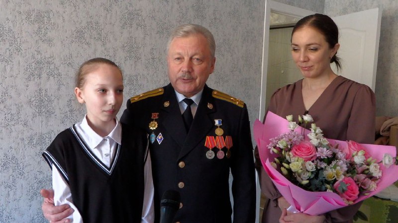 Mer Bratska Vruchil Klyuchi Ot Kvartiry Seme Voennosluzhaschego 3
