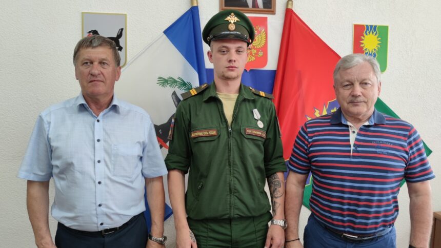 Мэр Братска встретился с участником СВО, награжденным медалью "За Отвагу"