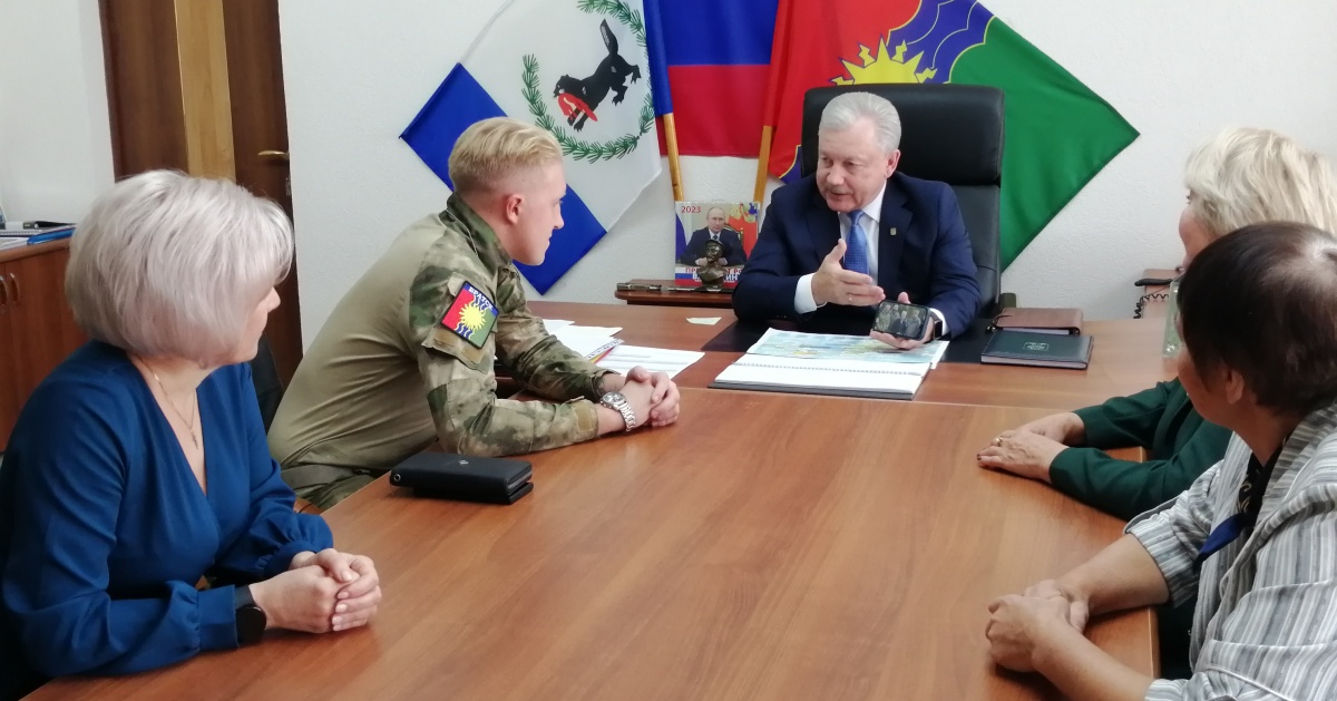 Мэр Братска встретился с участником СВО, прибывшим в кратковременный отпуск