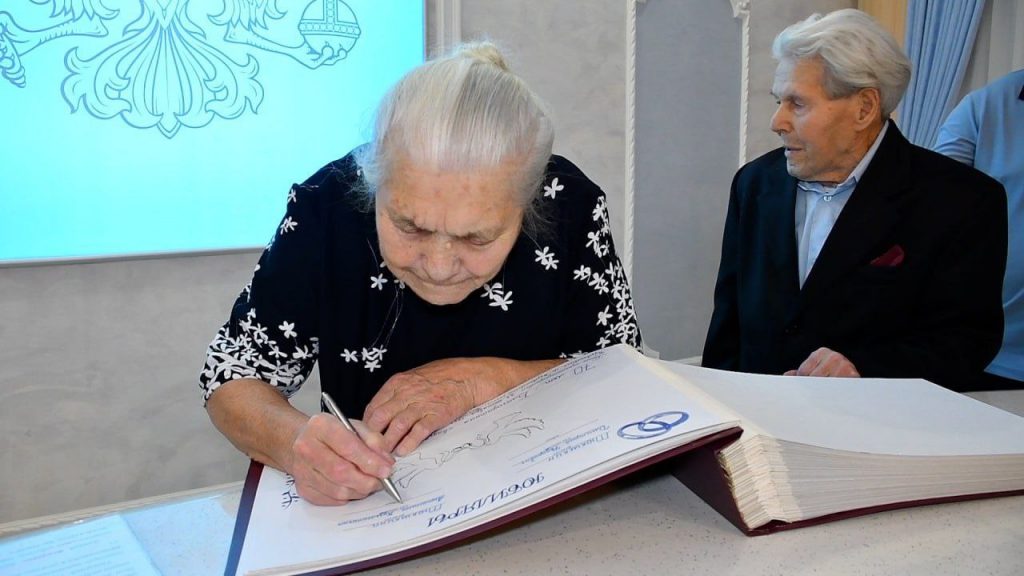Мэр поздравил братскую чету с 70-летием совместной жизни