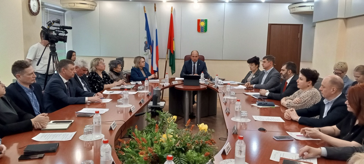 Заседание совета в конференц-зале с участниками.