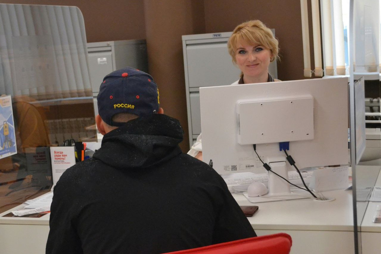 Мужчина на приёме у сотрудницы офиса в России.