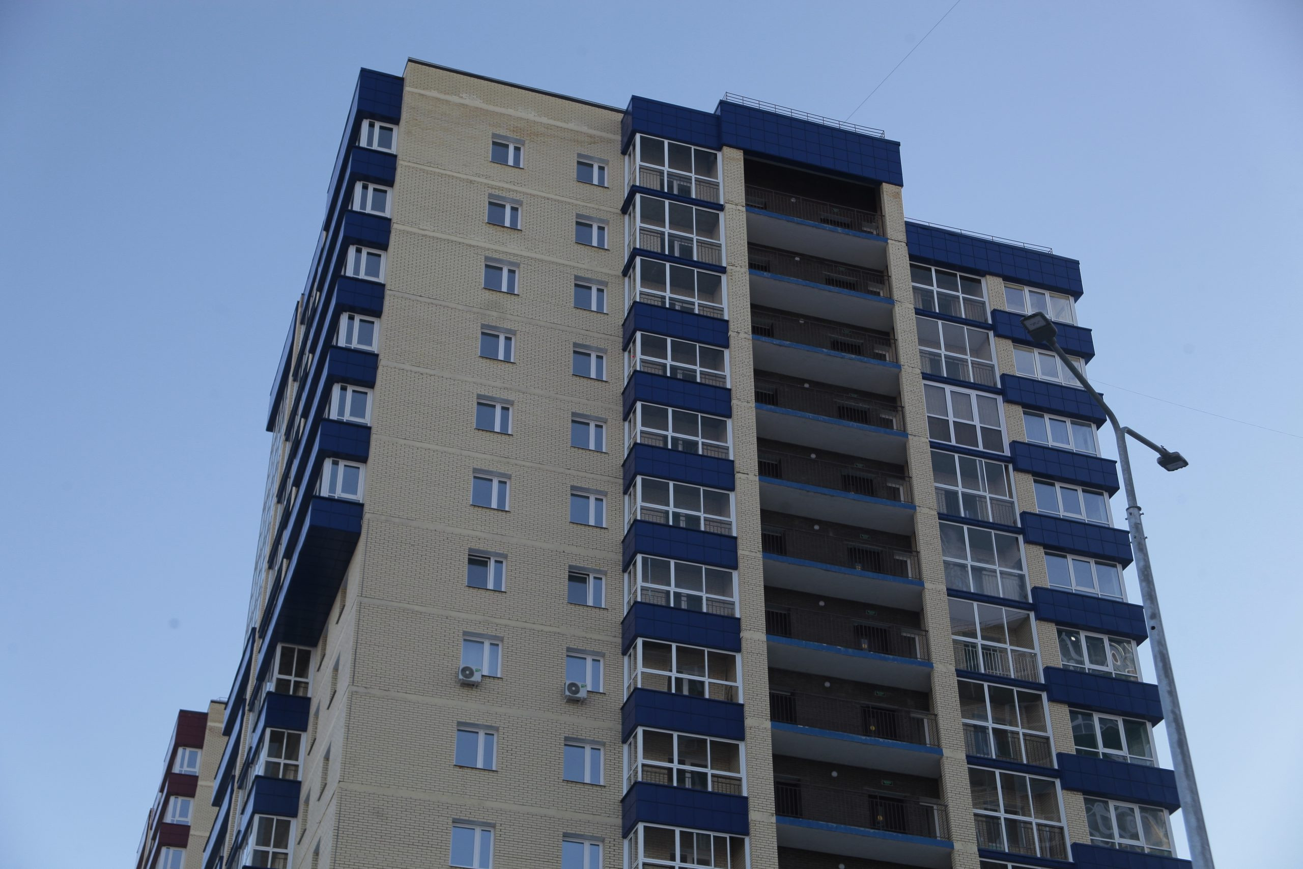Многоэтажное жилое здание с синими балконами