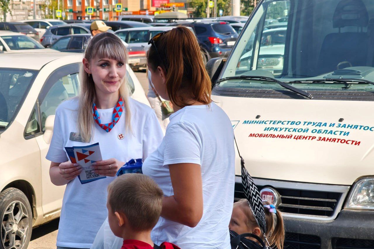 Мобильный центр занятости раздает информационные листовки