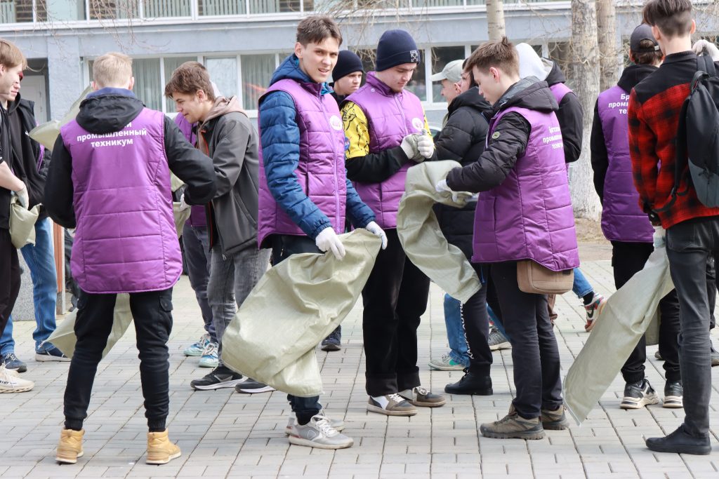 Молодые братчане с мэром и гостями из других городов очищали город от мусора