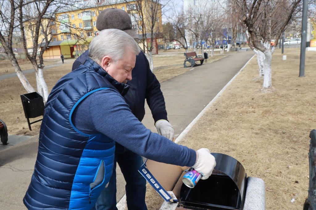Молодые братчане с мэром и гостями из других городов очищали город от мусора