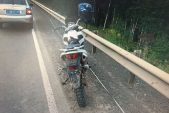 Мотоциклист без прав съехал с дороги в Братском районе. Его 15-летний пассажир погиб