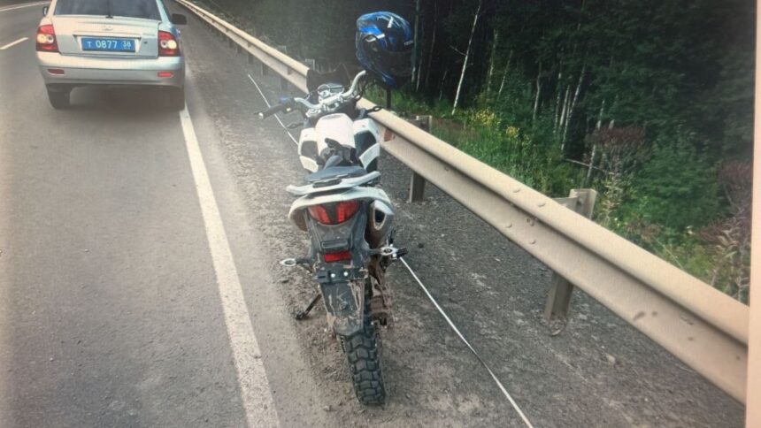 Мотоциклист без прав съехал с дороги в Братском районе. Его 15-летний пассажир погиб