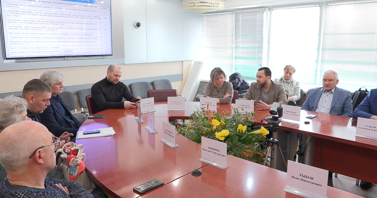 Люди на встрече за конференц-столом