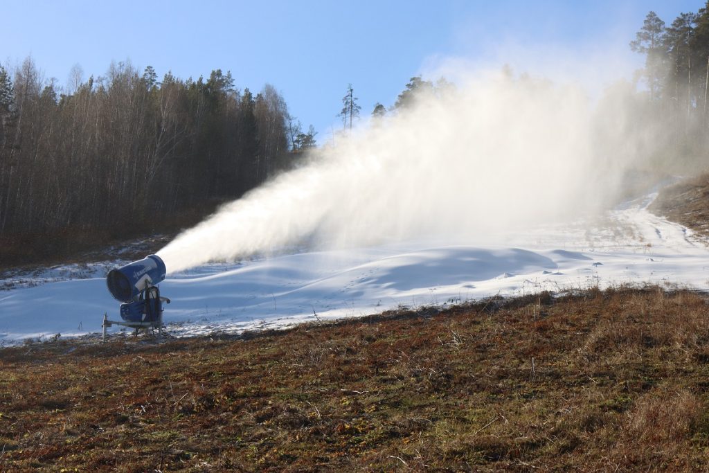На горнолыжном склоне Братска запустили снежные пушки, чтобы ускорить открытие сезона