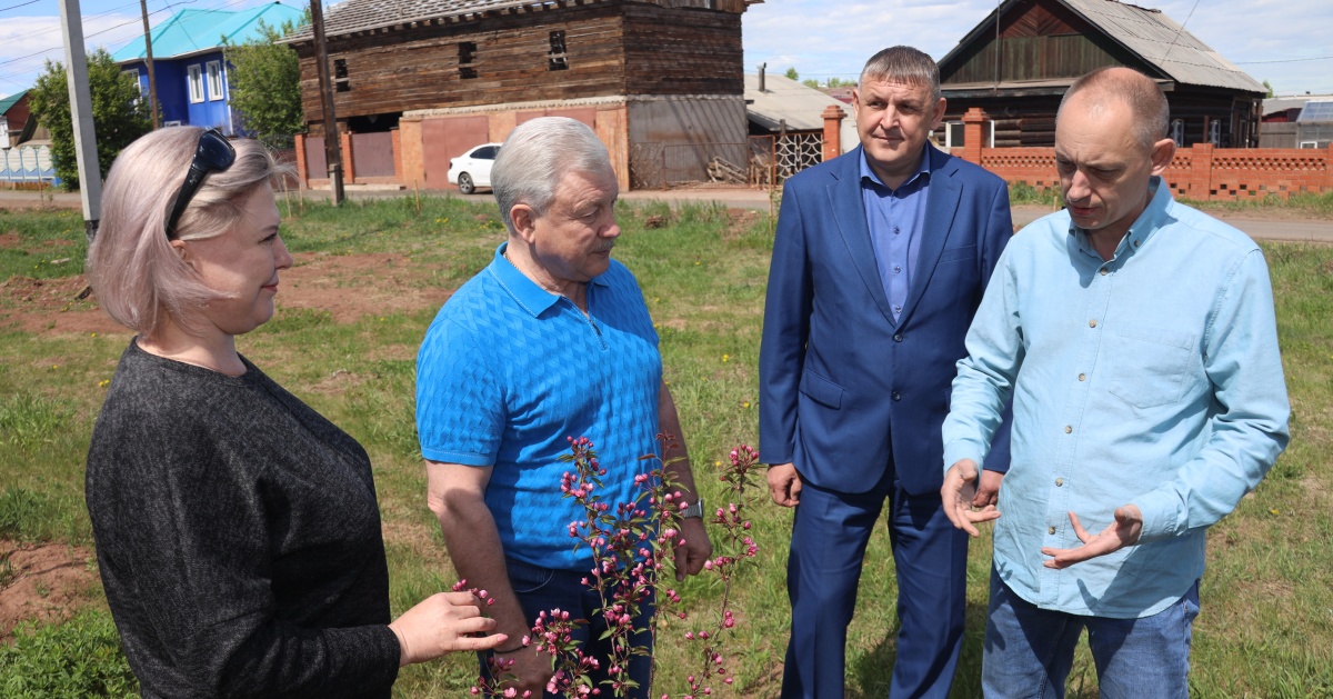 Люди обсуждают план сада.