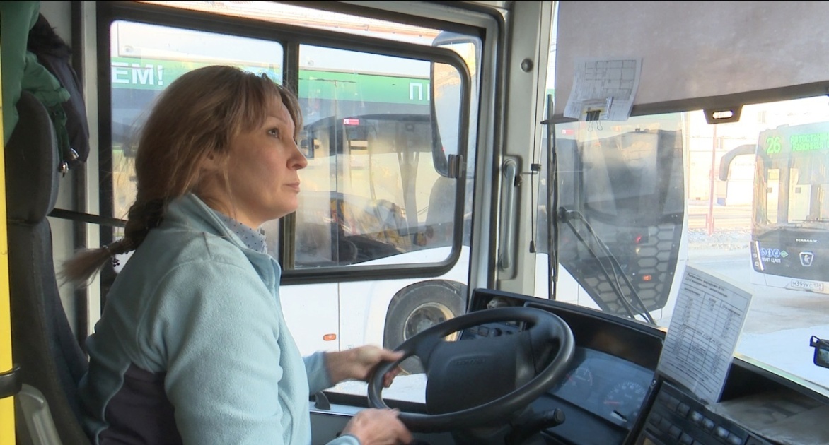 Na Odnom Iz Avtobusnyh Reysov V Bratske Teper Rabotaet Pervaya Zhenschina Voditel