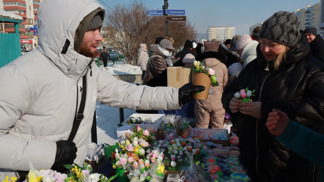 Зимняя ярмарка: продажа декоративных букетов на улице.