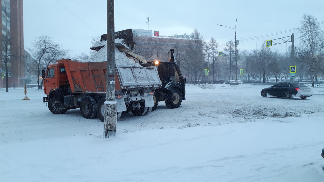 Na Ulitsah Bratska Prodolzhaetsya Uborka Snega Zadeystvovano 35 Edinits Tehniki I 135 Dorozhnyh Rabochih