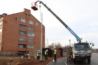 На улице Котельной в Братске устанавливают опоры освещения