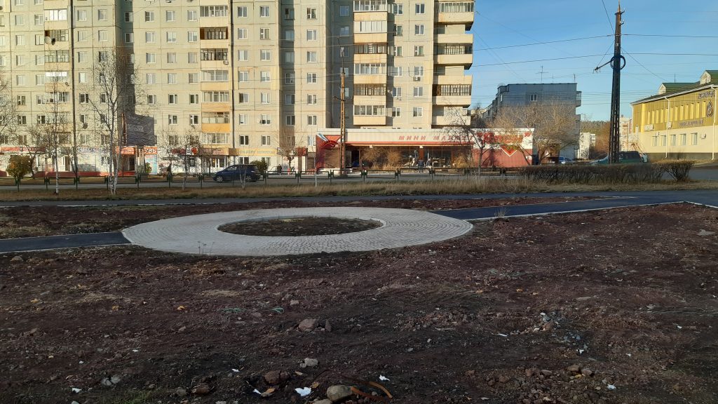 На улице Крупской в Братске смонтировали опоры освещения