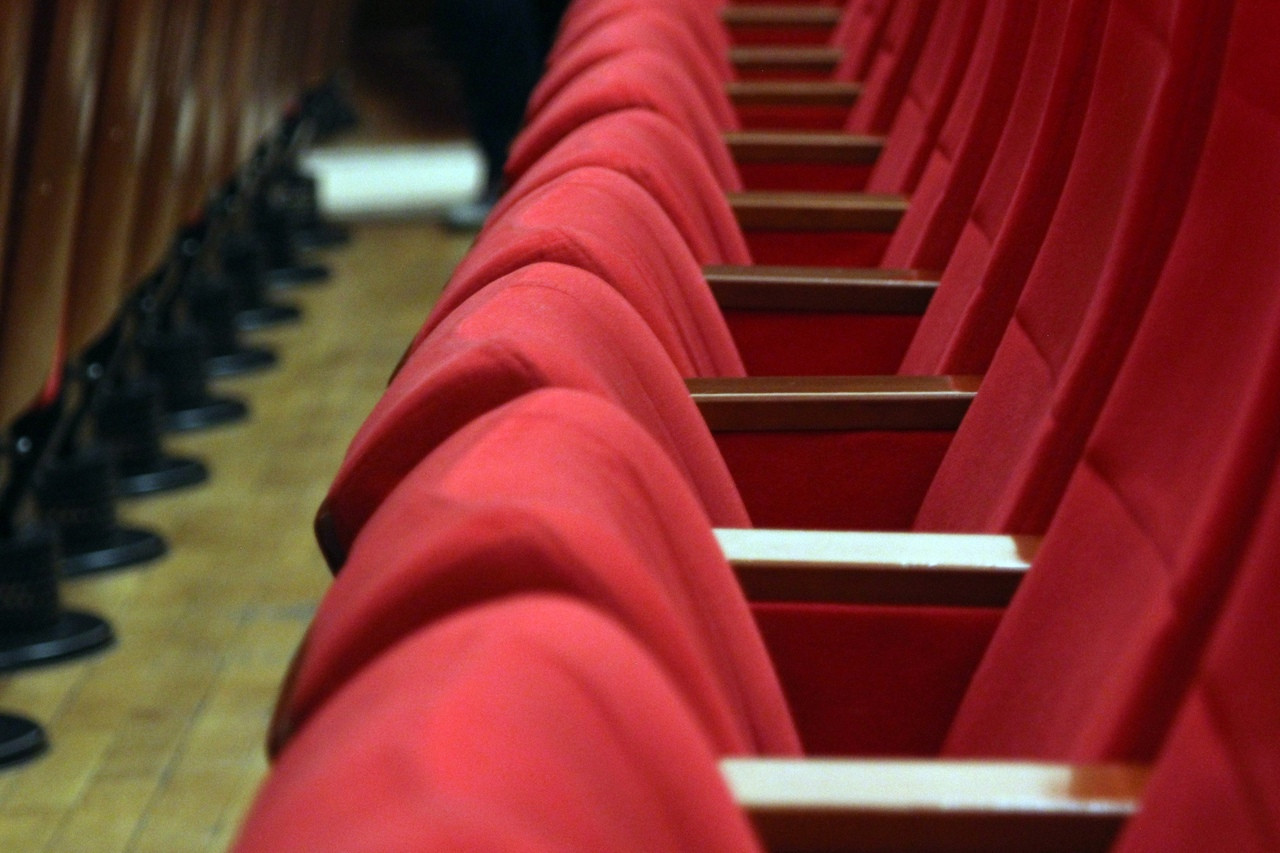 Ряд красных театральных кресел
