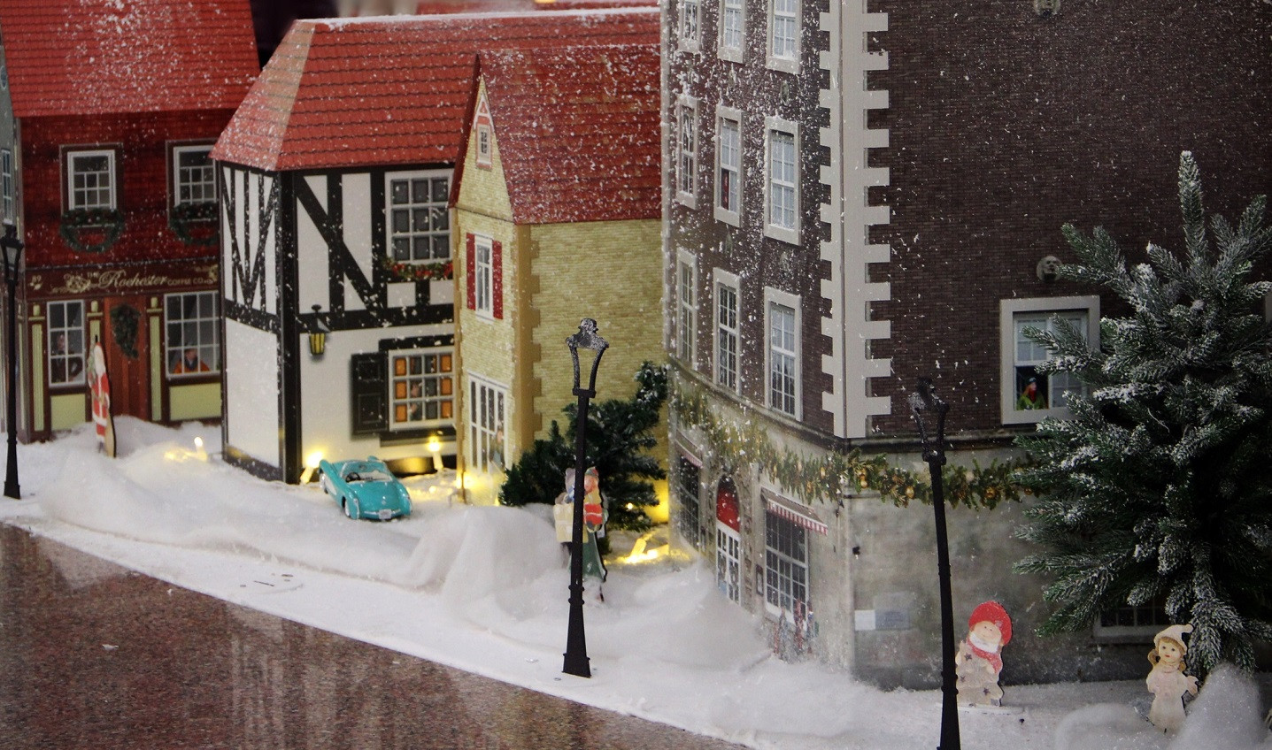 Миниатюрная рождественская деревня под снегом