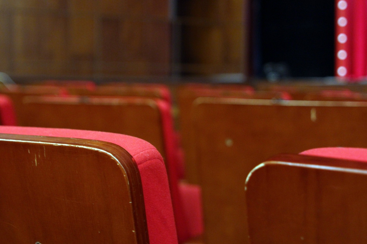 Пустые ряды в театре