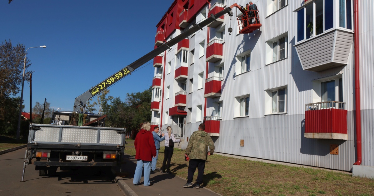 Обследование фасадов проводится в домах на улице Набережной в Братске