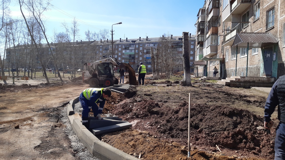 Один из самых больших дворов благоустраивают в Братске