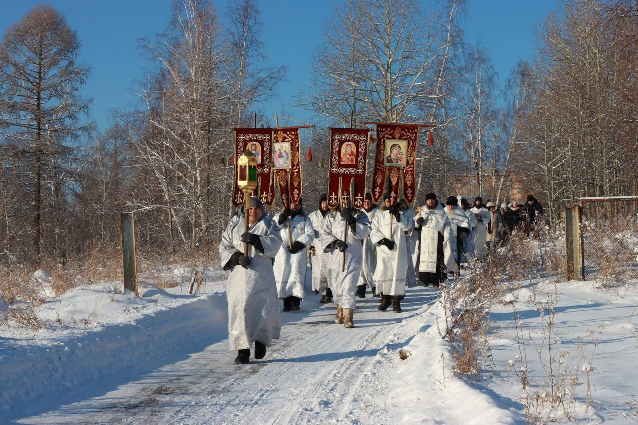 Зимний крестный ход по заснеженной дороге, иконы.
