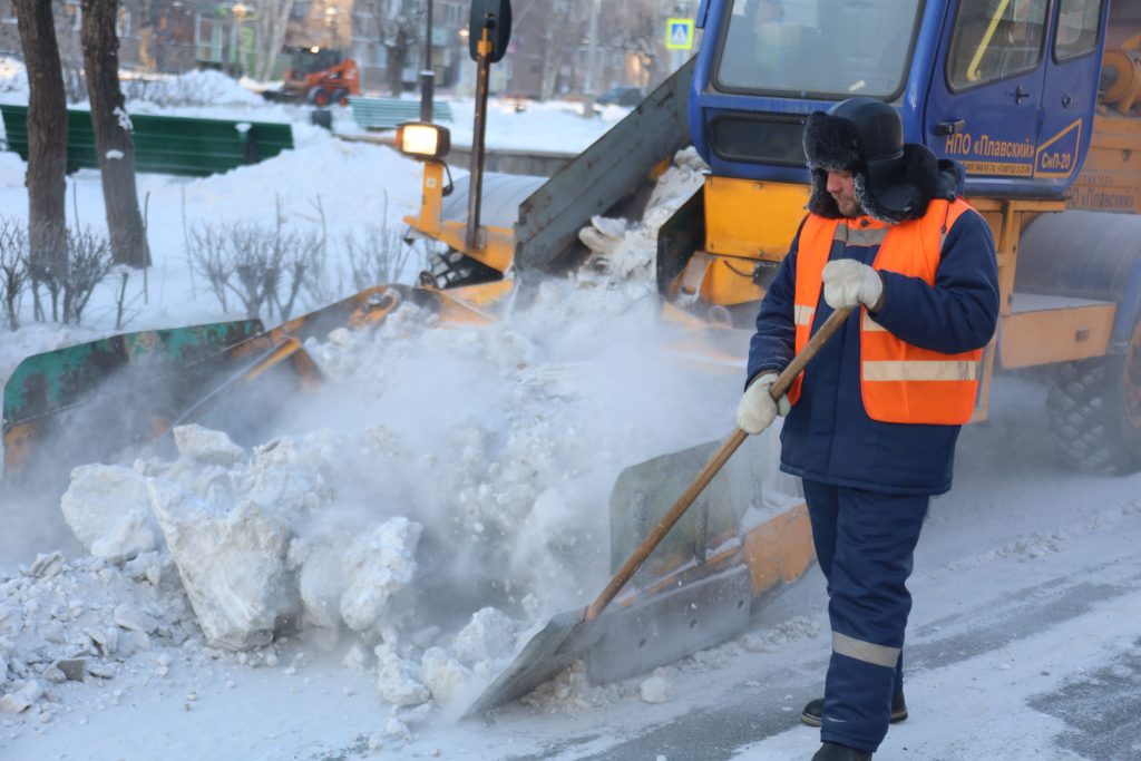 Около 3-х тысяч самосвалов снега вывезли на полигоны с дорог Братска