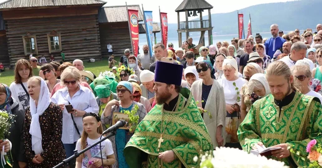 Около четырех тысяч верующих отметили Троицу в музее «Ангарская деревня»