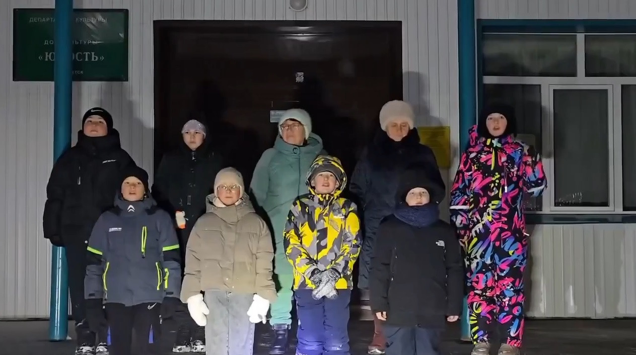 Группа детей в зимней одежде на улице