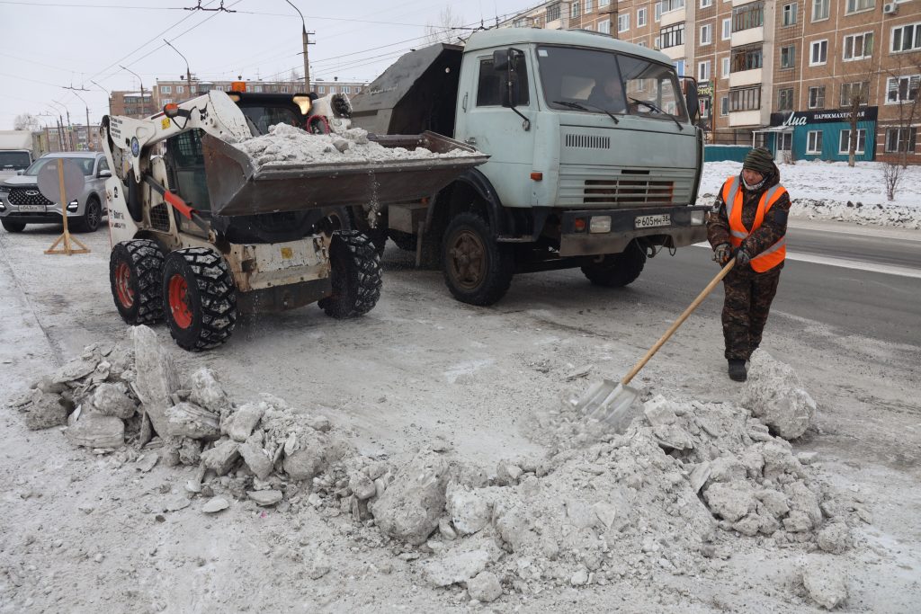 Парки, скверы и площади Братска чистят от снега 54 рабочих и 9 спецмашин