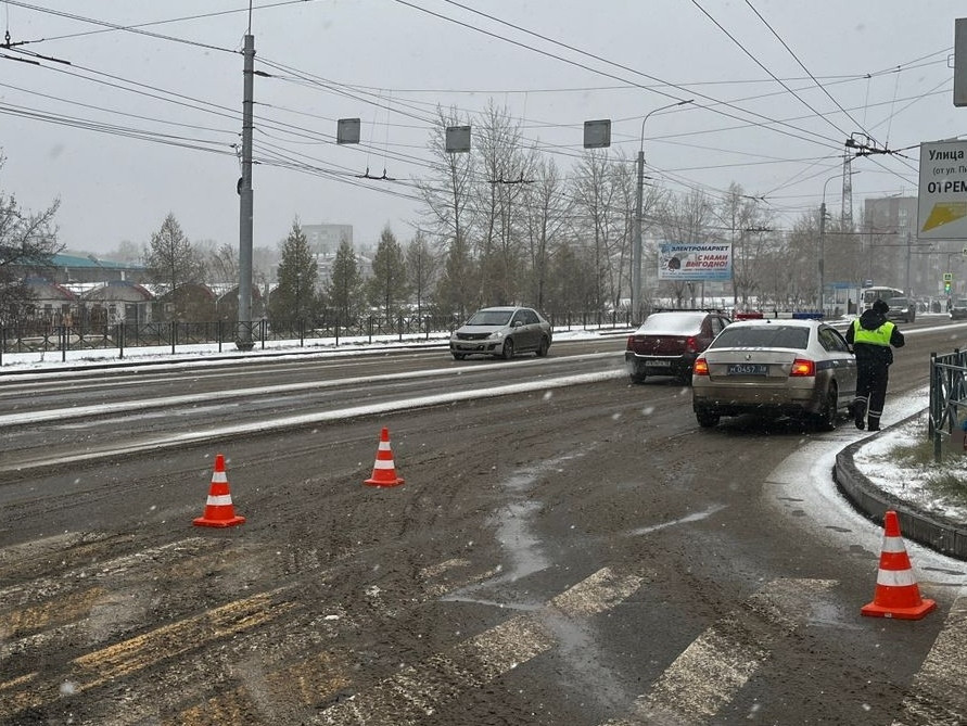 Дорожная проверка на заснеженной улице.