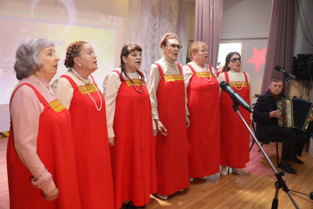 Пенсионеры Братска показывают творческие номера в рамках конкурса "Не стареют душой ветераны"