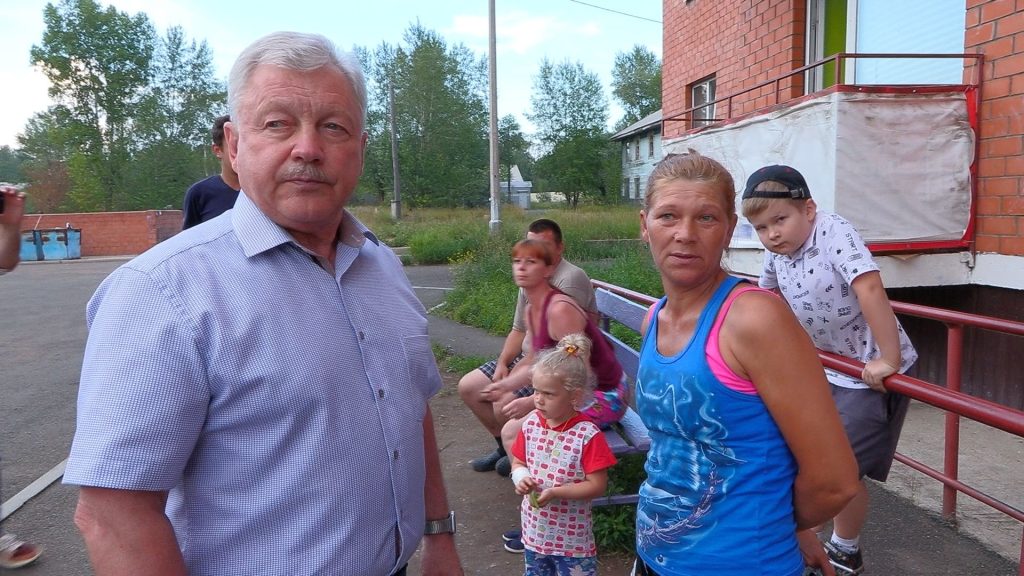 Люди на улице возле дома